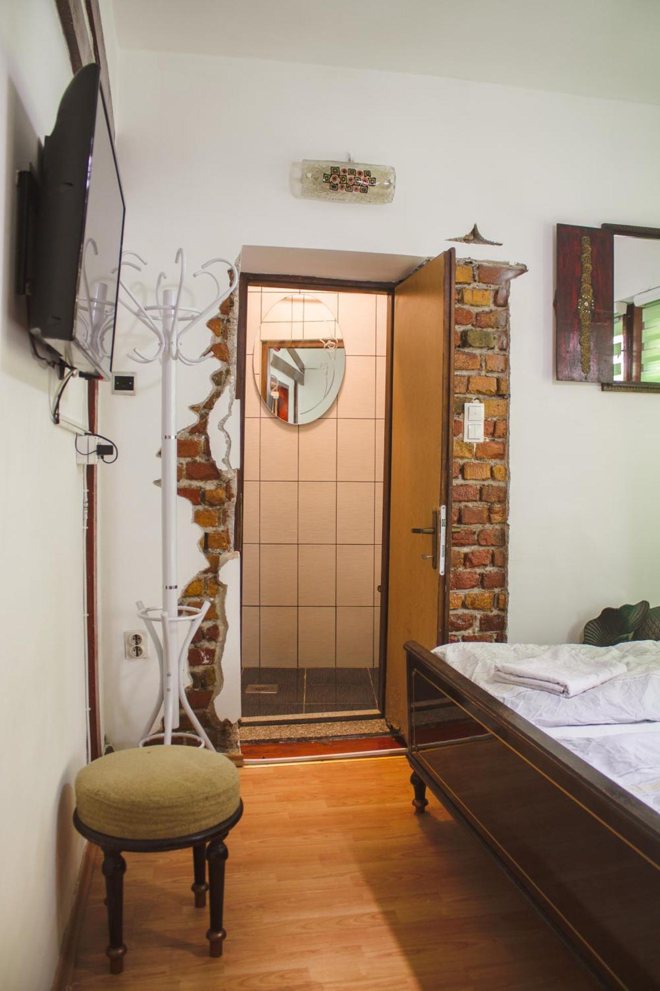 Apartment Pink Houdini