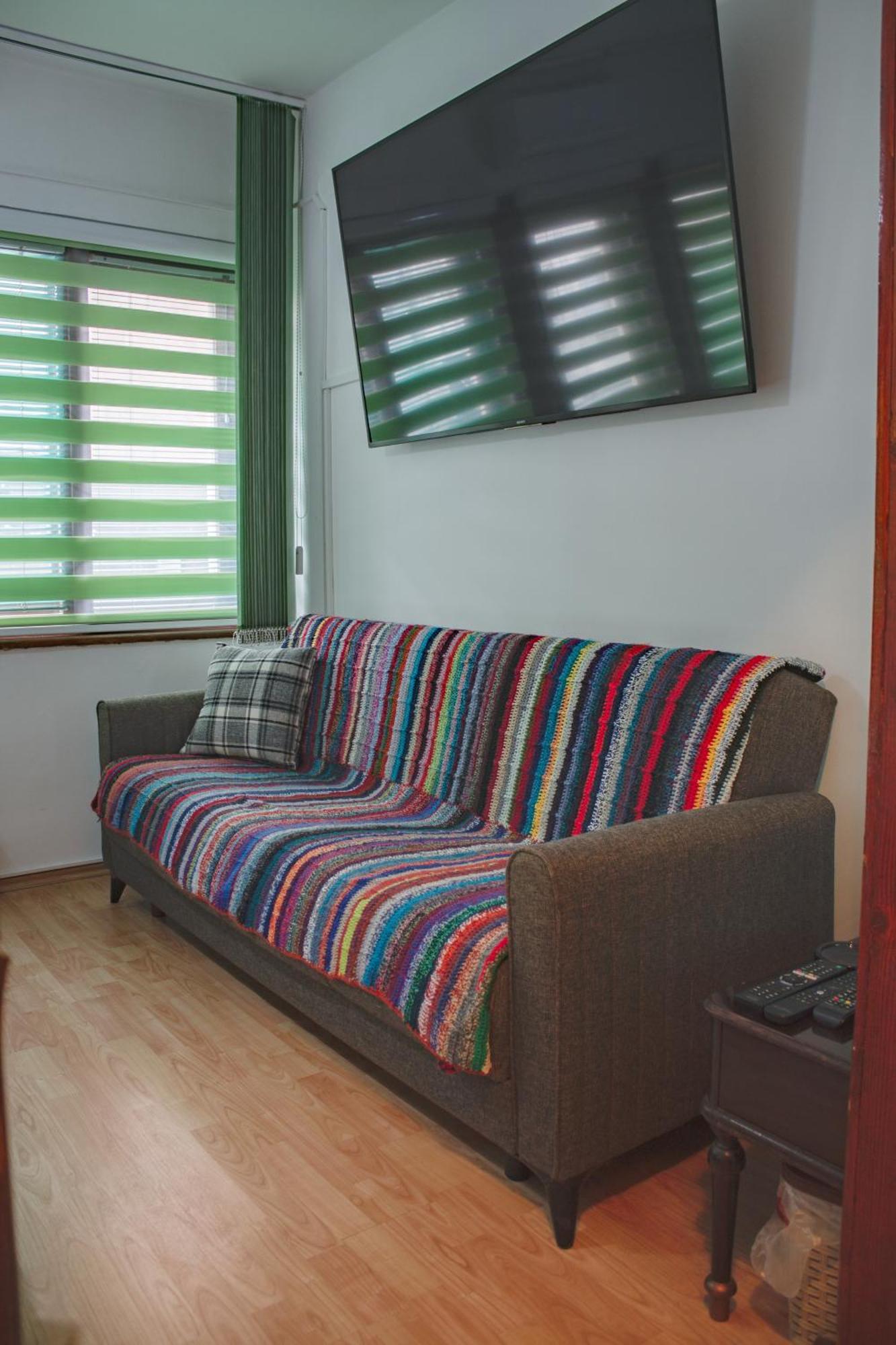 Apartment Pink Houdini *